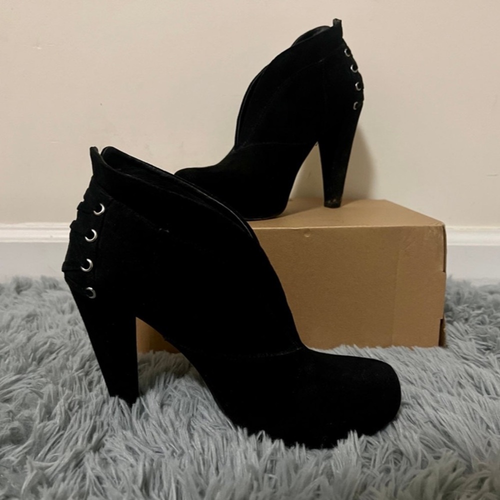 Women’s black dress shoes by Guess - size 6